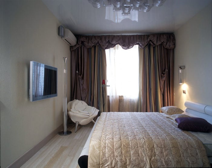 Glossy ceiling in a modern bedroom