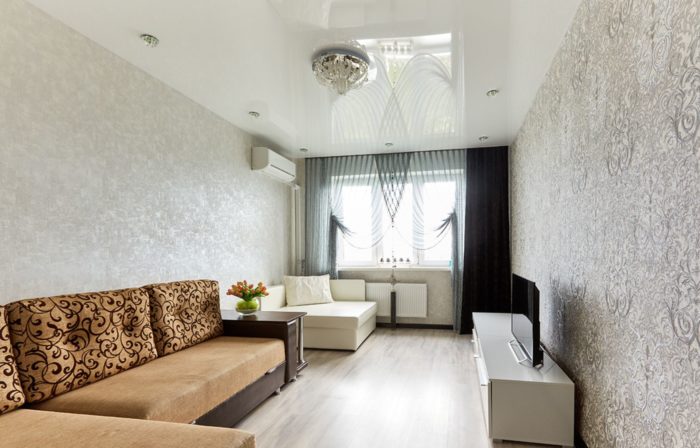 Glossy ceiling in the design of a one-bedroom apartment