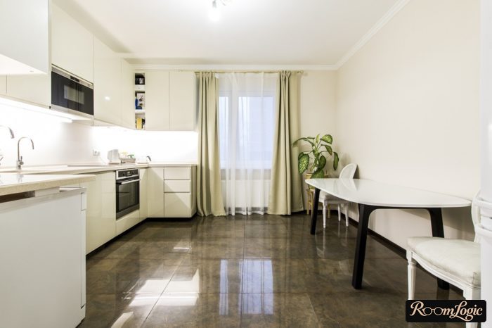 Glossy porcelain tile with a brown marble-look on the kitchen floor in a neoclassical style