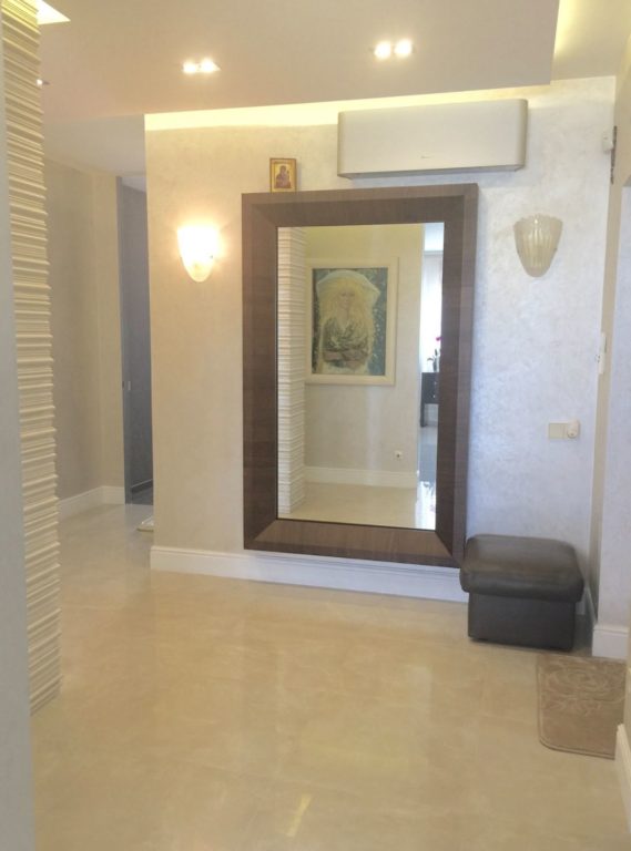 Glossy sand-colored tile in the entryway