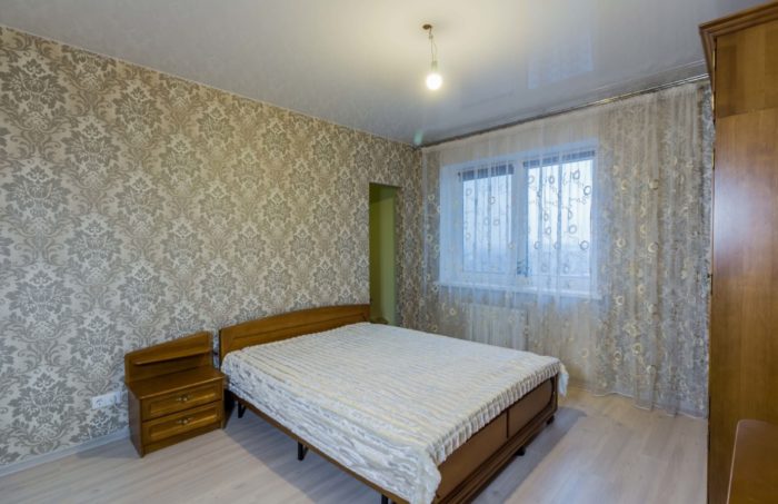 glossy stretch ceiling in the bedroom