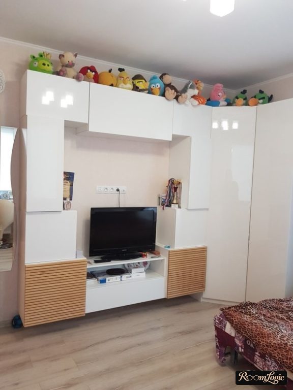 Glossy white furniture in a teenage girl's room