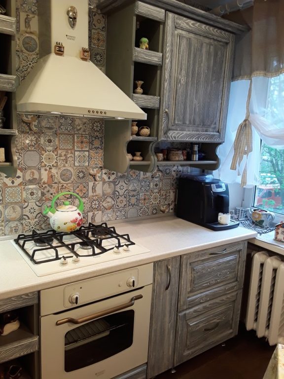 gray kitchen with natural wood veneer