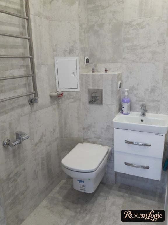 gray matte tile design for bathroom