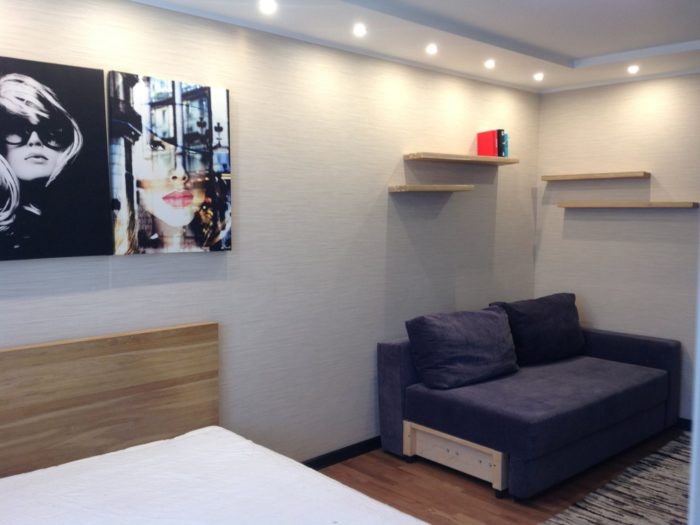 gray solid wall paper in the bedroom