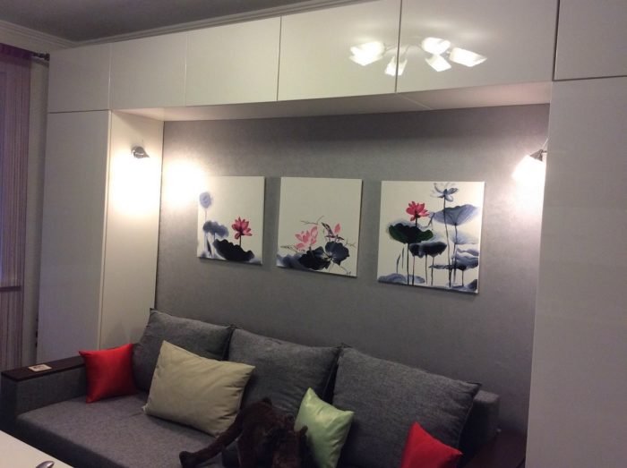 gray wall paper in the living room