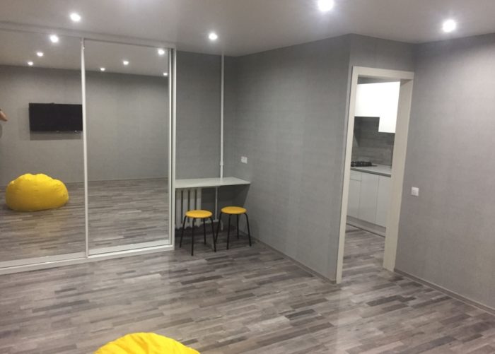 gray wallpaper in apartment interior