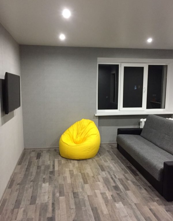 gray wallpaper in the living room