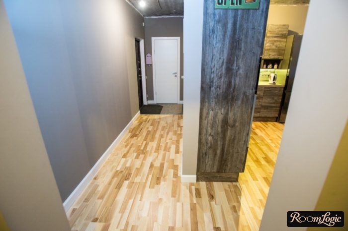 gray wallpaper in the small entryway