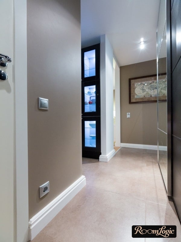 gray wallpaper on the walls in the hallway