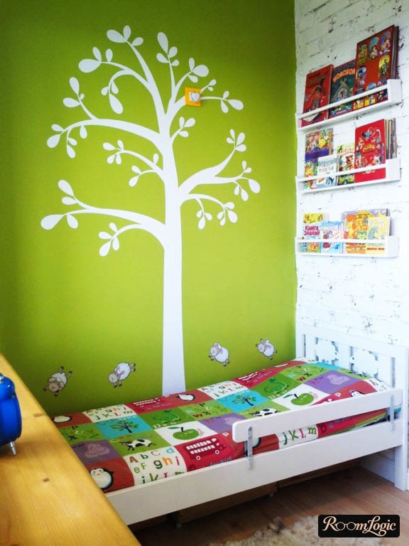Green wall with a tree decal in a kids' room – design for kids' rooms