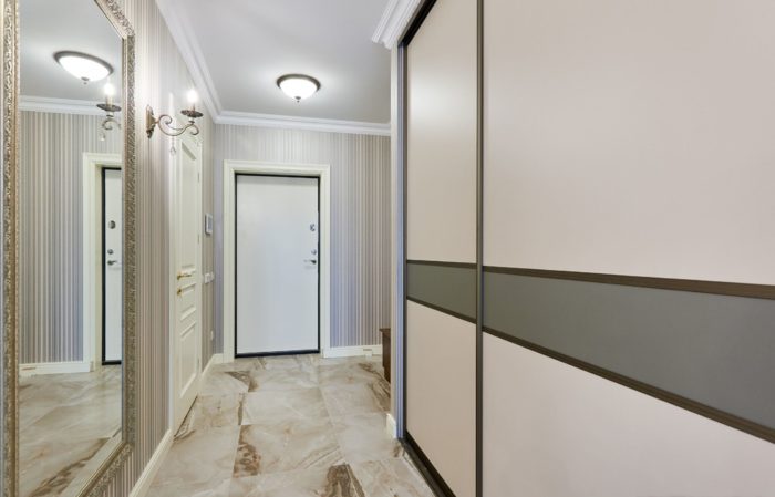 Hallway with a classic-style sliding-door wardrobe