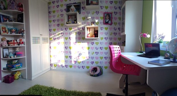 heart wallpaper in kids room for girl