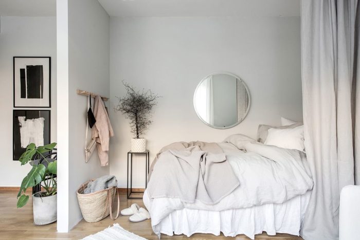 High bed behind the partition