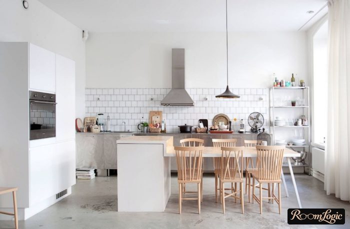 High kitchen backsplash without upper cabinets