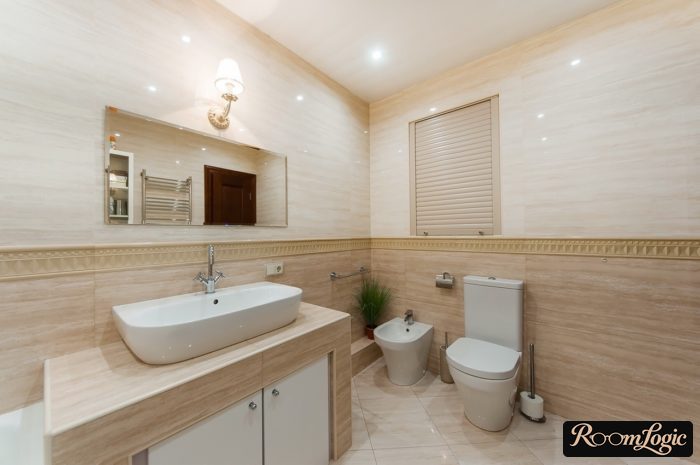 horizontal transition strip in the bathroom
