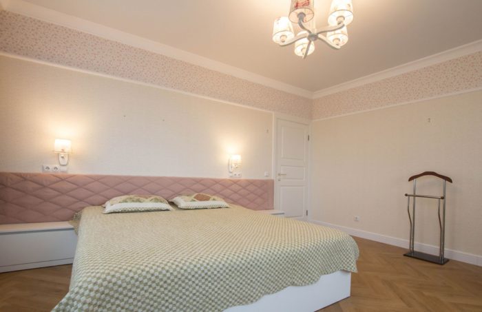 horizontal wallpaper division of the bedroom wall
