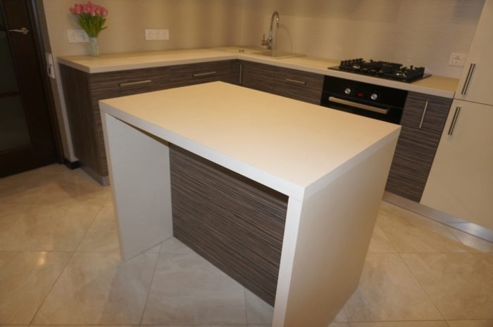island breakfast bar in kitchen-living room