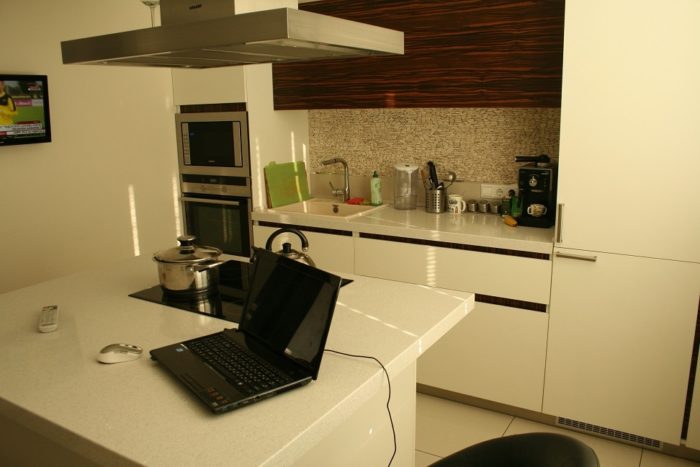 Island breakfast bar with legroom