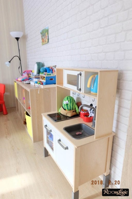 kids' pretend kitchen