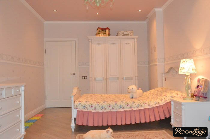 kids' room with bed