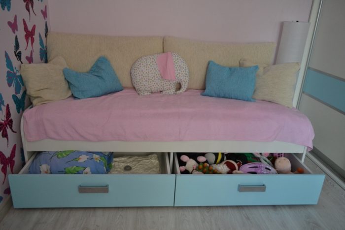 kids' room with drawers under the bed