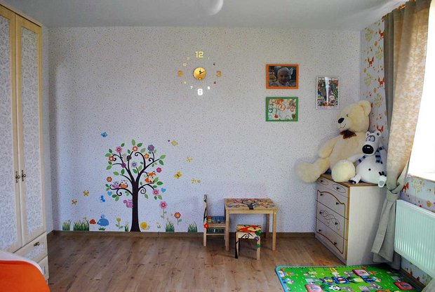 kids' room with wallpaper stickers