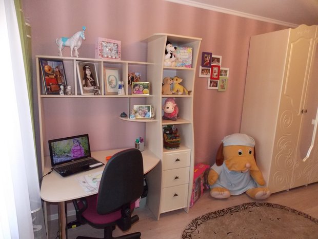kids' room workspace for girl