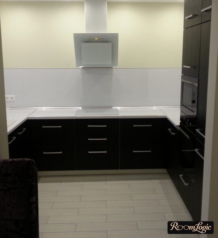Kitchen design with an L-shaped window