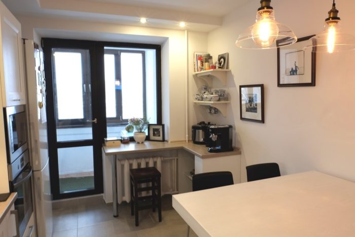kitchen design with window sill and breakfast bar