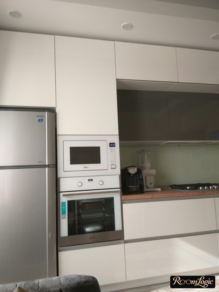 kitchen with 110 square feet peninsula