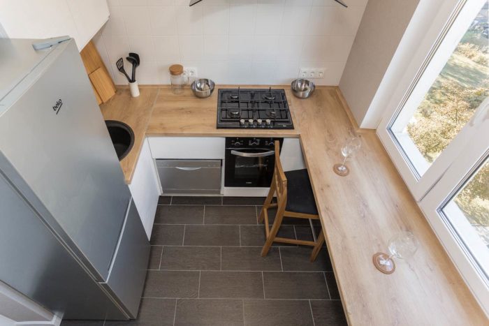 Kitchen with an Egger Natural Nebraska Oak particleboard countertop