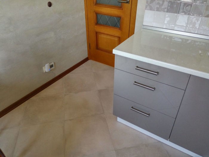 kitchen with gray glossy cabinet fronts
