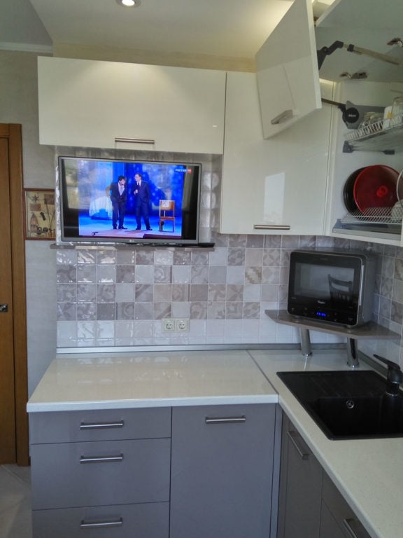 kitchen with pull-out drawer mechanism