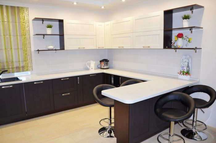 L-shaped corner kitchen with a breakfast bar