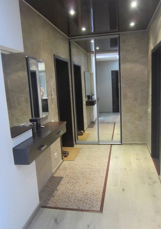 laminate and tile floor zone in hallway