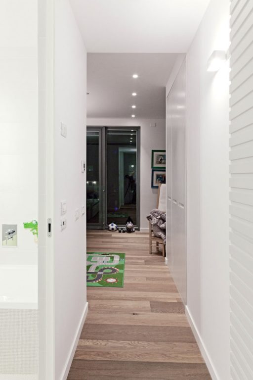 laminate can be installed in the entryway-hall