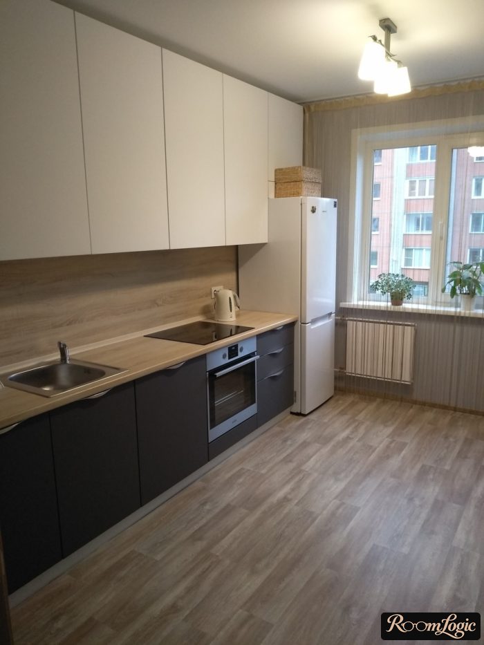laminate wood-look in gray-white kitchen