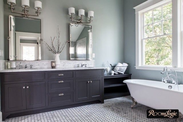 Large bathroom in a classical style
