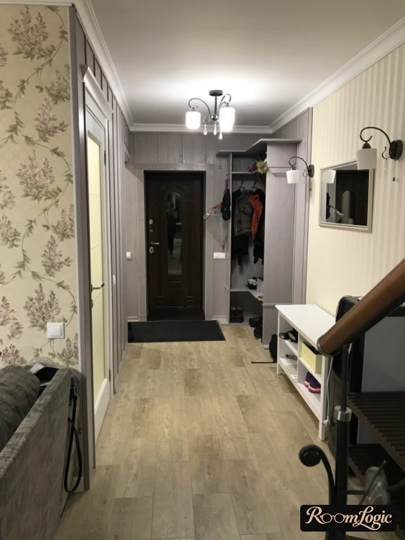 Large black rug in the entryway