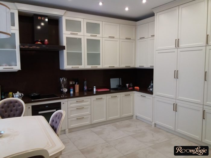 Large corner kitchen in neoclassical style with high ceilings