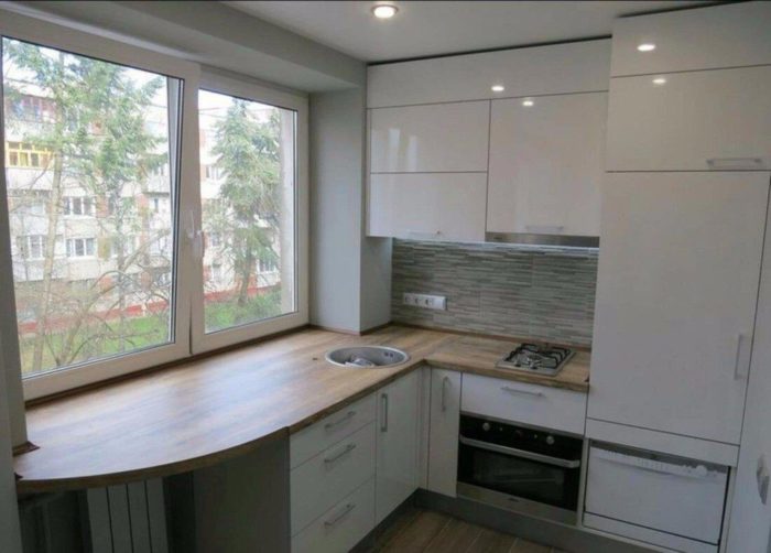 Large countertop instead of window sill