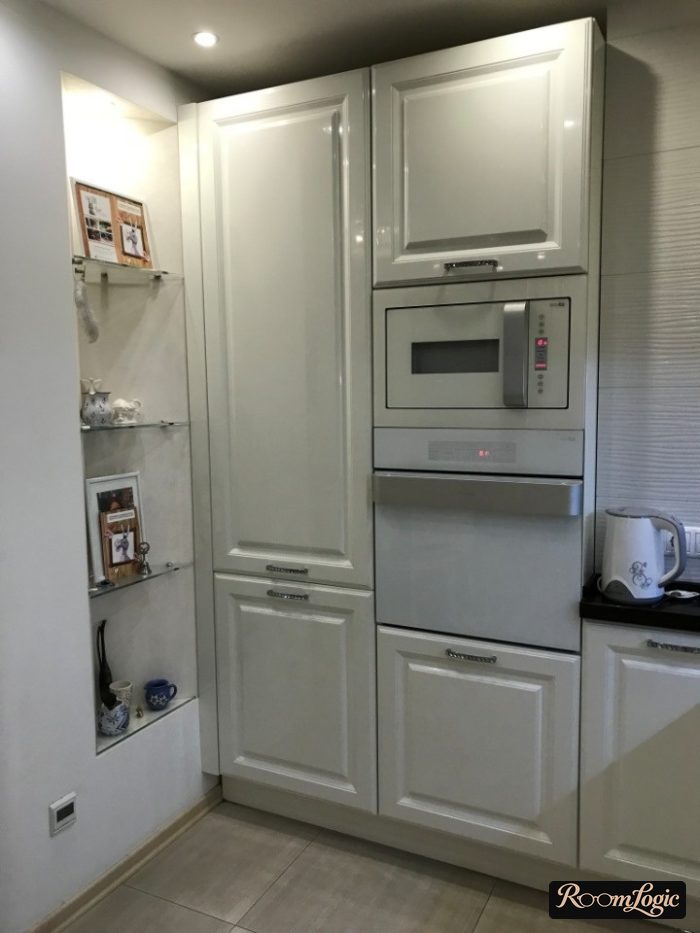 Large kitchen in neoclassical style with a column for appliances