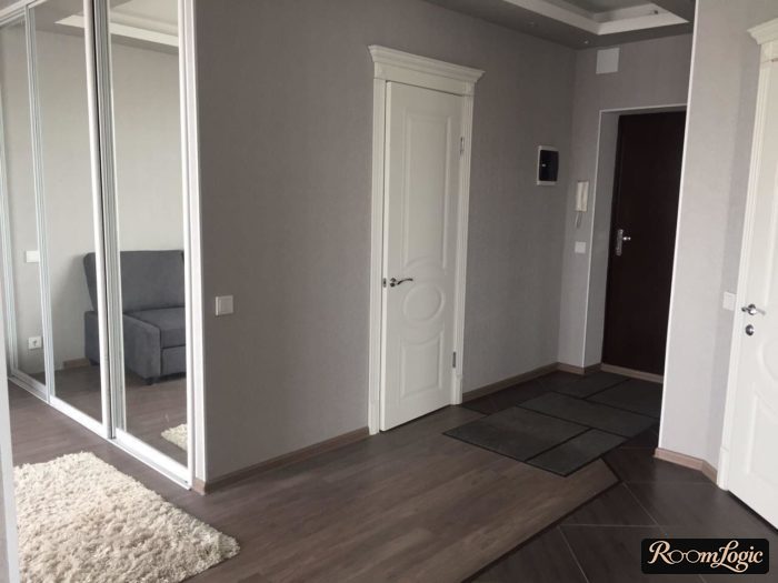 Large rug on the floor in the entryway-hall