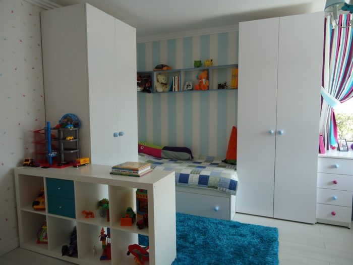 layout and furniture arrangement for a kids' room for two