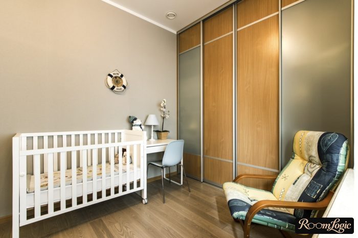 layout and placement of a kids' desk in the bedroom