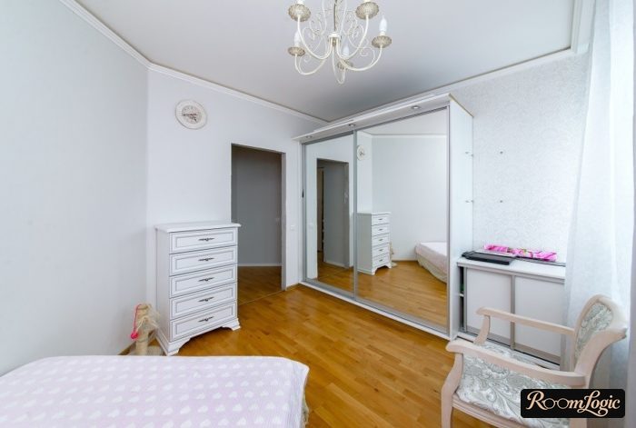 Light blue wallpaper in the girl's teenager room