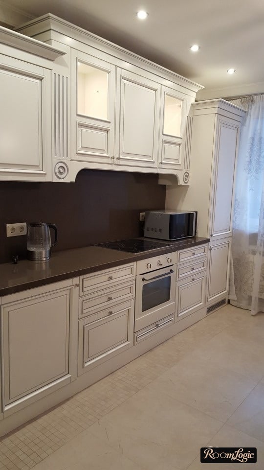 Light-colored classic-style kitchen with a large portal