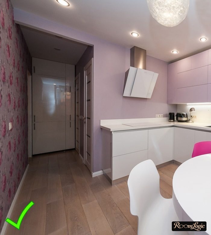 Light pink combined accent and regular wallpaper in the kitchen