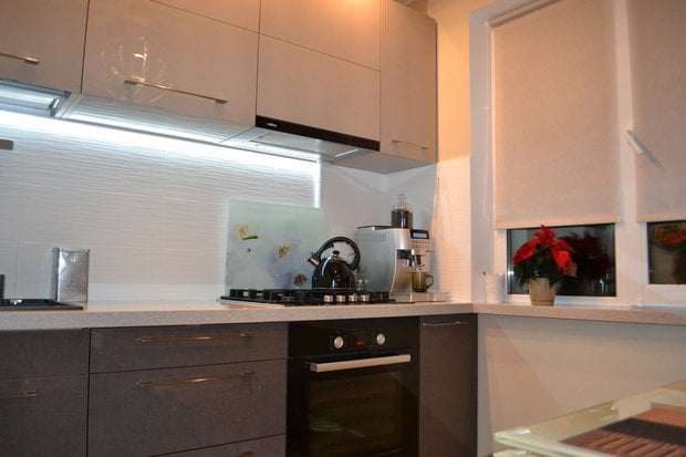 light top dark bottom on kitchen